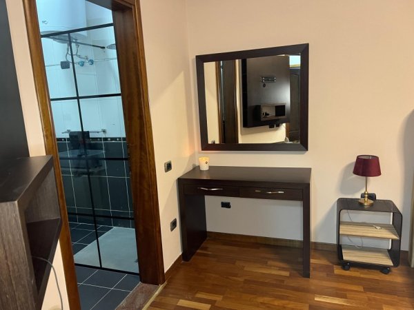Tirane, jepet me qera apartament duplex 3+1+Aneks+Ballkon Kati 1, 150 m² 1.000 € (Abraham Linkoln)