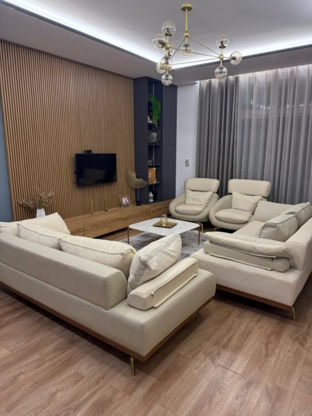 Tirane, jepet me qera apartament duplex 3+1+Aneks+Ballkon Kati 1, 150 m² 1.000 € (Abraham Linkoln)