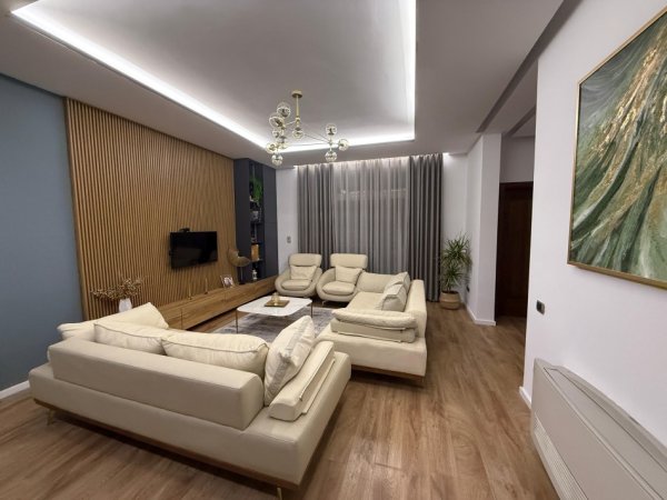 Tirane, jepet me qera apartament duplex 3+1+Aneks+Ballkon Kati 1, 150 m² 1.000 € (Abraham Linkoln)