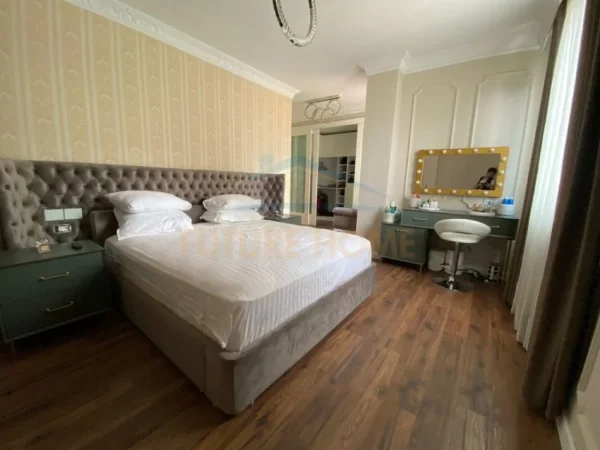 Tirane, shitet apartament duplex 2+1+Ballkon Kati 5, 187 m² 561.000 € (qender)