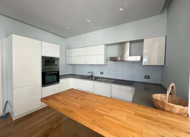 Tirane, jepet me qera apartament 2+1+Ballkon Kati 5, 110 m² 1.200 € (Liqeni i Thate, Tirane)