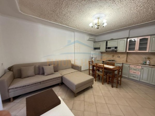 Tirane, jepet me qera apartament 1+1 , 58 m² 350 € (Kinostudio)