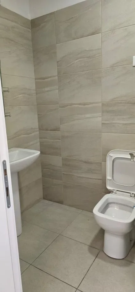 Tirane, shes apartament 3+1+Ballkon Kati 8, 134 m² 260.000 € (Shkolla e Bashkuar)