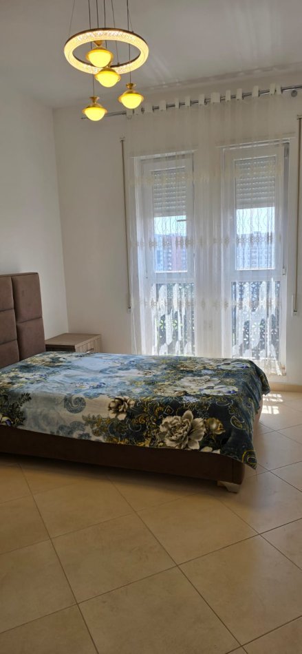 Tirane, shes apartament 3+1+Ballkon Kati 8, 134 m² 260.000 € (Shkolla e Bashkuar)