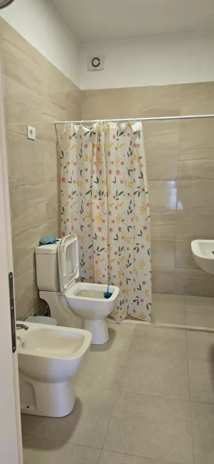 Tirane, shes apartament 3+1+Ballkon Kati 8, 134 m² 260.000 € (Shkolla e Bashkuar)