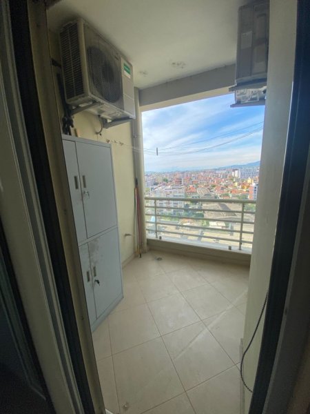 Tirane, jepet me qera apartament 2+1+Ballkon Kati 12, 100 m² 800 € (Rruga Jordan Misja)