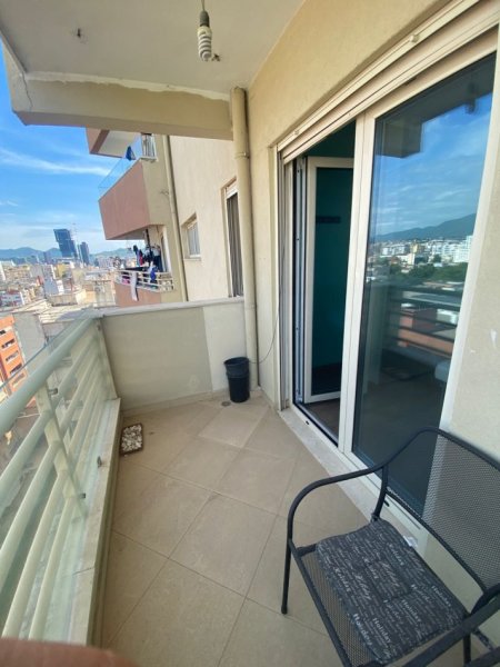 Tirane, jepet me qera apartament 2+1+Ballkon Kati 12, 100 m² 800 € (Rruga Jordan Misja)