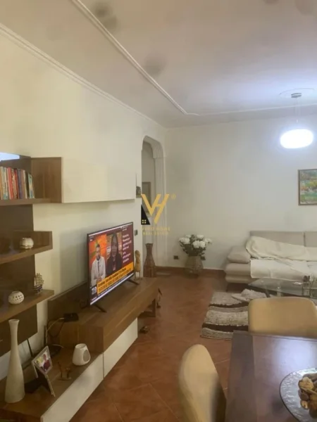 Tirane, shitet apartament 2+1+Ballkon Kati 4, 95 m² 200.000 € (KOMUNA PARISIT)