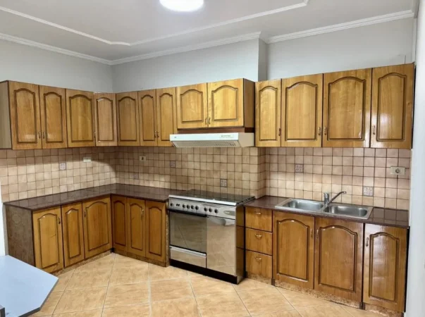 Tirane, jepet me qera zyre Kati 4, 176 m² 1.800 € (Sheshi Willson)