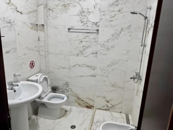 Tirane, jepet me qera zyre Kati 4, 176 m² 1.800 € (Sheshi Willson)