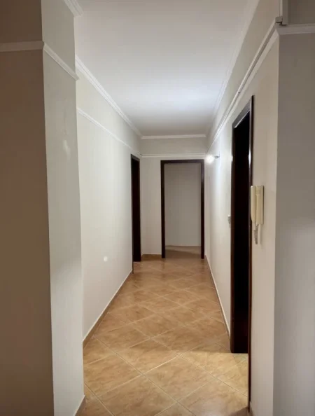 Tirane, jepet me qera zyre Kati 4, 176 m² 1.800 € (Sheshi Willson)