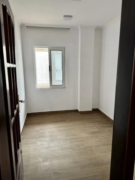Tirane, jepet me qera zyre Kati 4, 176 m² 1.800 € (Sheshi Willson)