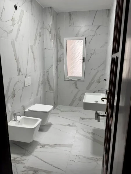 Tirane, jepet me qera zyre Kati 4, 176 m² 1.800 € (Sheshi Willson)