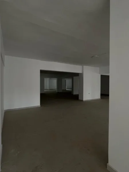 Ambjent komercial me Qera, Laprake