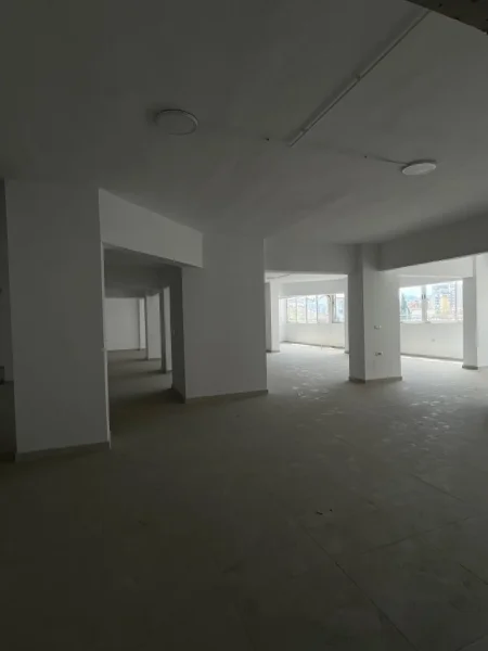 Ambjent komercial me Qera, Laprake