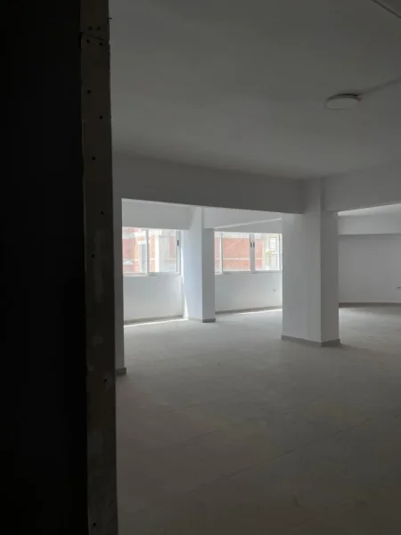 Ambjent komercial me Qera, Laprake