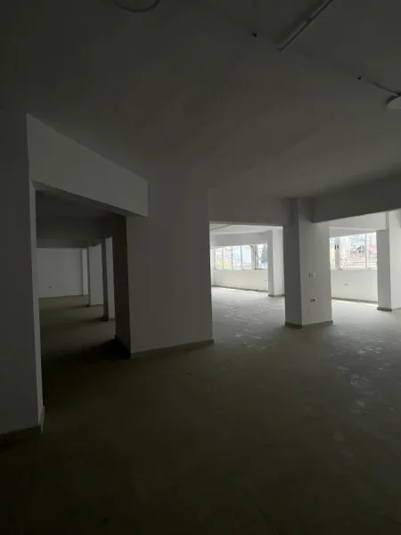 Ambjent komercial me Qera, Laprake