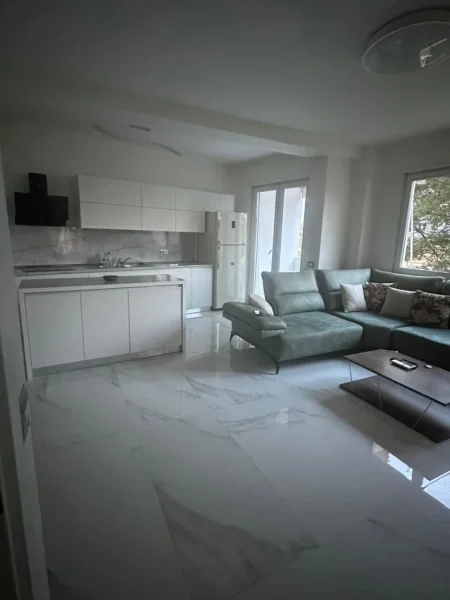 Tirane, jepet me qera apartament 2+1 Kati 6, 700 € (Liqeni i thate)