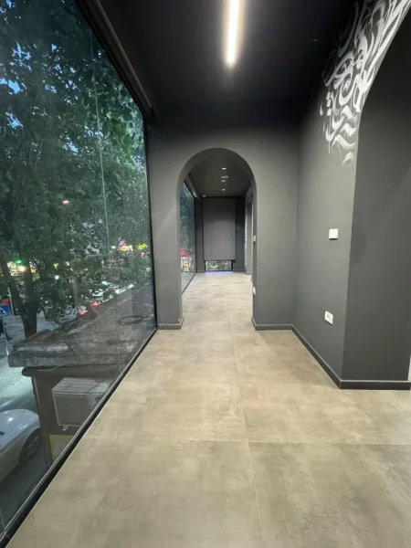 Tirane, jepet me qera ambjent biznesi Kati 2, 100 m² 2.200 € (blloku)