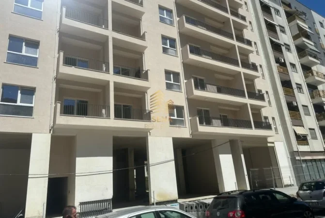 Tirane, jepet me qera ambjent biznesi Kati 1, 68 m² 650 € (Rruga Dritan Hoxha, Kompleksi Aura)