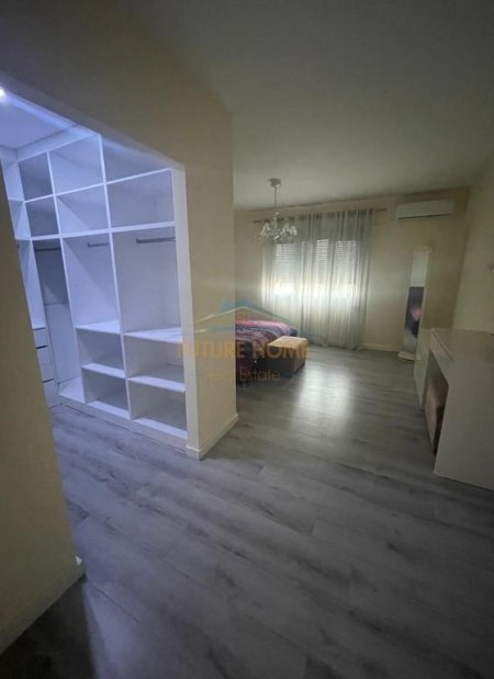 Tirane, jepet me qera apartament 2+1 Kati 5, 155 m² 1.500 € (qender)