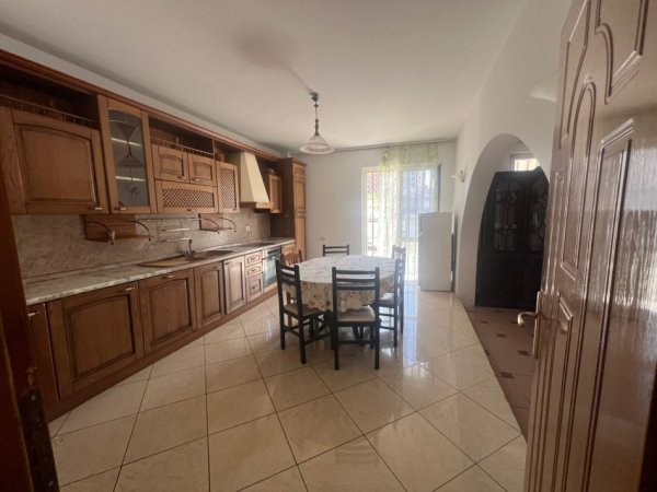 Tirane, jepet me qera apartament 3+1 Kati 1, 120 m² 400 € (Kinostudio)