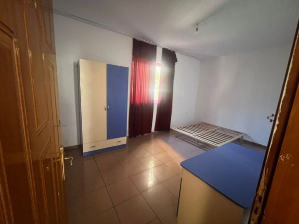 Tirane, jepet me qera apartament 3+1 Kati 1, 120 m² 400 € (Kinostudio)