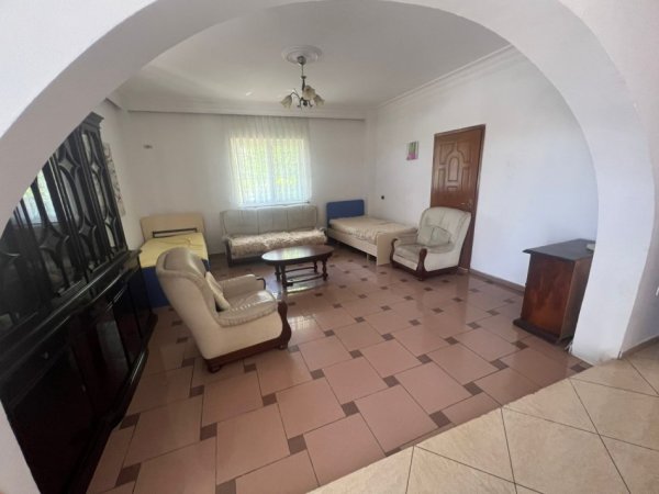 Tirane, jepet me qera apartament 3+1 Kati 1, 120 m² 400 € (Kinostudio)