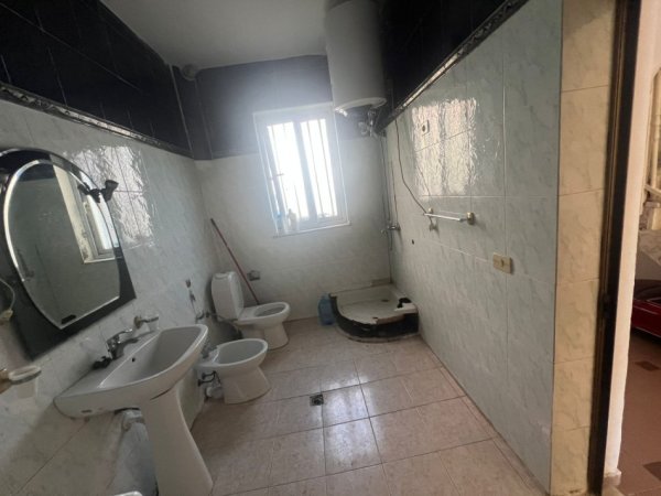 Tirane, jepet me qera apartament 3+1 Kati 1, 120 m² 400 € (Kinostudio)