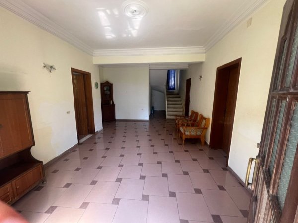 Tirane, jepet me qera apartament 3+1 Kati 1, 120 m² 400 € (Kinostudio)