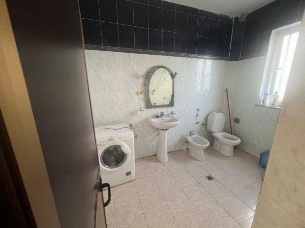 Tirane, jepet me qera apartament 3+1 Kati 1, 120 m² 400 € (Kinostudio)