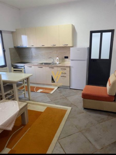 Tirane, jepet me qera shtepi 1+1+Ballkon Kati 1, 55 m² 300 € (SELITE)