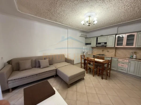 Tirane, jepet me qera apartament 1+1 Kati 5, 58 m² 350 € (Kinostudio)