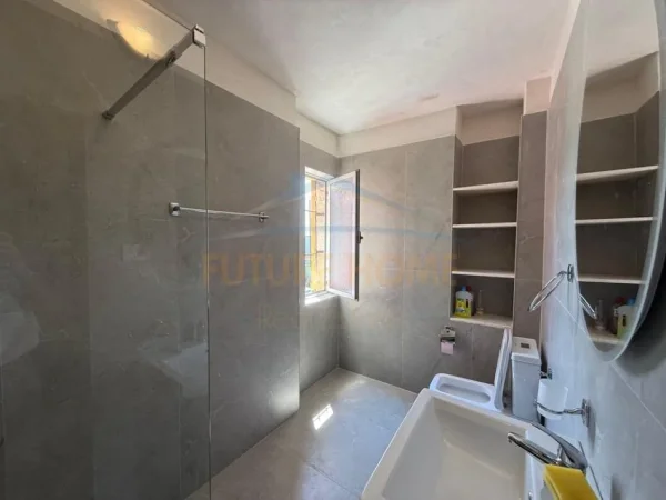 Tirane, jepet me qera apartament 1+1 Kati 5, 58 m² 350 € (Kinostudio)