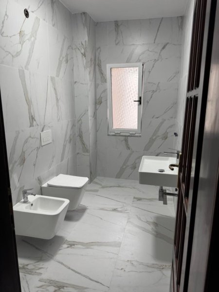 Tirane, jepet me qera zyre Kati 4, 178 m² 1.800 € (Sheshi Willson)