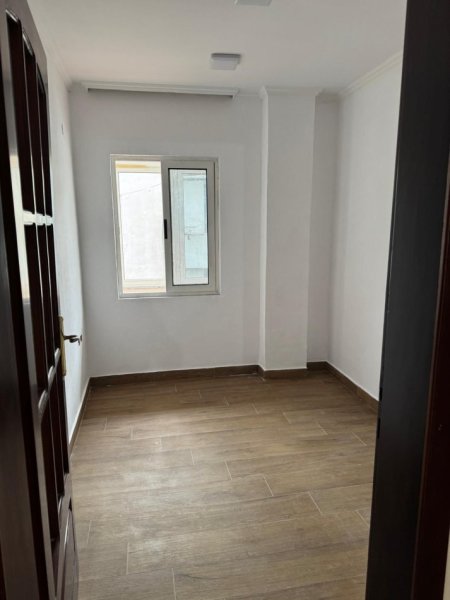 Tirane, jepet me qera zyre Kati 4, 178 m² 1.800 € (Sheshi Willson)