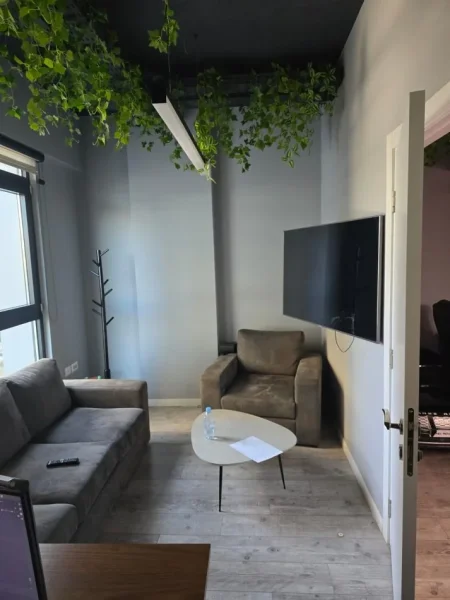 Tirane, jepet me qera zyre , 110 m² 1.600 € (Rruga e Kavajes)