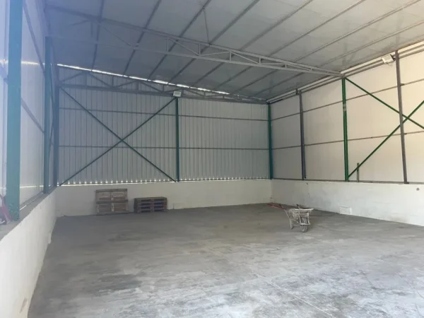 Tirane, jepet me qera magazine Kati 0, 200 m² 1.000 € (Prush)