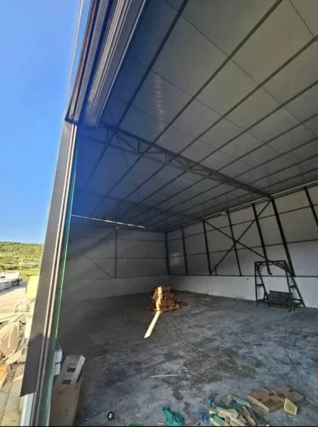 Tirane, jepet me qera magazine Kati 0, 200 m² 1.000 € (Prush)