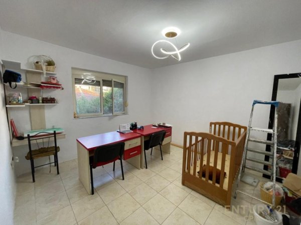 Tirane, shitet apartament 3+1 Kati 4, 110 m² 150.000 € (Ali Demi)