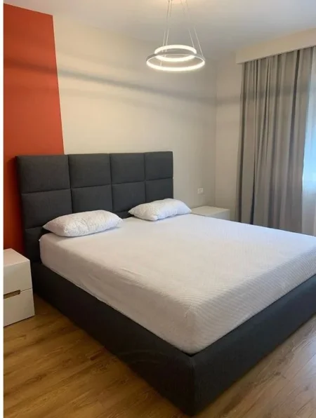 Tirane, jepet me qera apartament 2+1 , 98 m² 800 € (Komuna Parisit)
