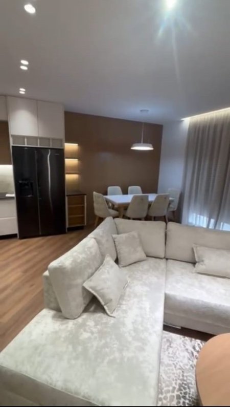 Tirane, jepet me qera apartament 2+1 Kati 2, 125 m² 1.350 € (liqeni i thate)