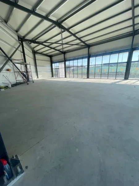 Tirane, jepet me qera magazine Kati 0, 400 m² 1.700 € (Kamez)