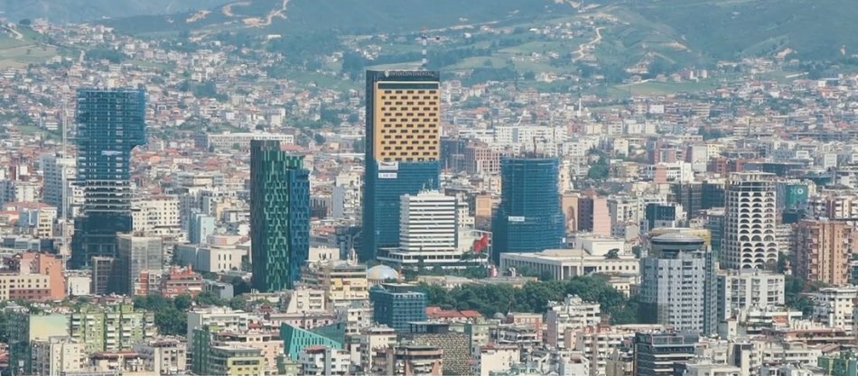 Tirane, jepet me qera apartament 3+1 Kati 1, 120 m² 400 € (Kinostudio)