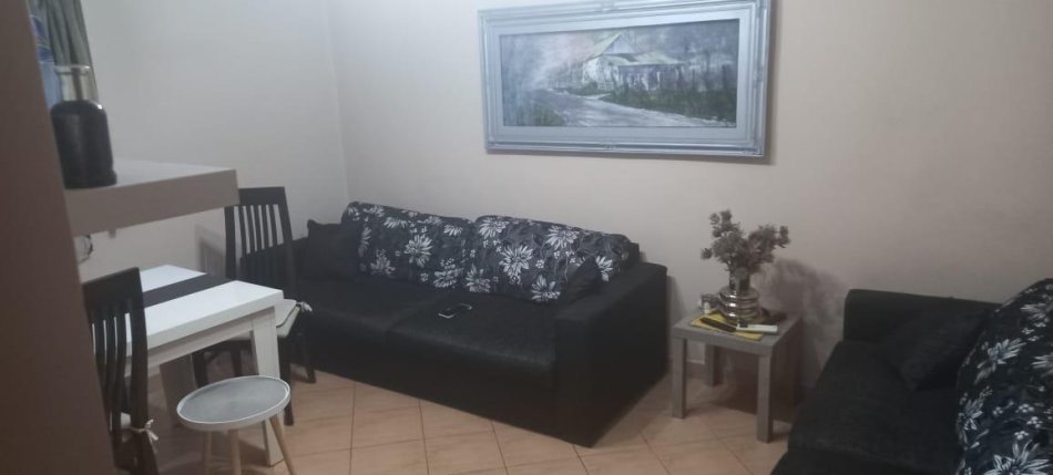 Tirane, jepet me qera apartament 1+1+Ballkon Kati 6, 60 m² 400 € (ish parku)