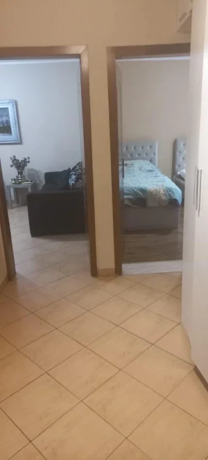Tirane, jepet me qera apartament 1+1+Ballkon Kati 6, 60 m² 400 € (ish parku)