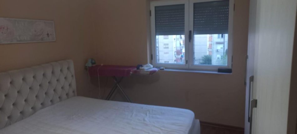 Tirane, jepet me qera apartament 1+1+Ballkon Kati 6, 60 m² 400 € (ish parku)