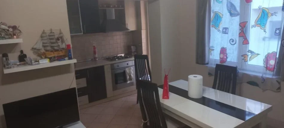 Tirane, jepet me qera apartament 1+1+Ballkon Kati 6, 60 m² 400 € (ish parku)