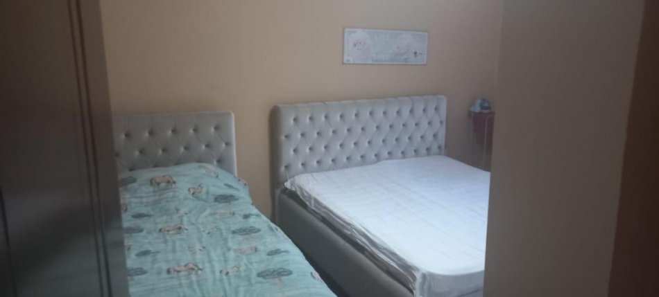 Tirane, jepet me qera apartament 1+1+Ballkon Kati 6, 60 m² 400 € (ish parku)