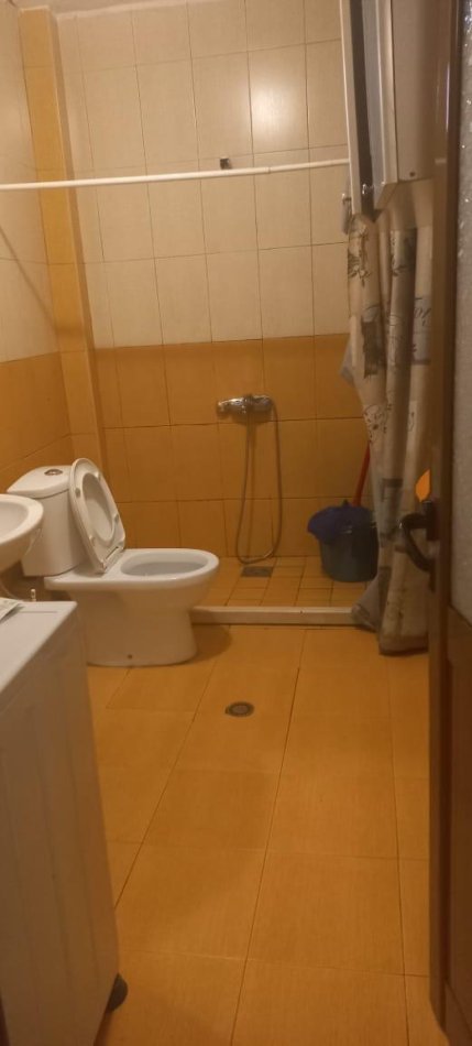 Tirane, jepet me qera apartament 1+1+Ballkon Kati 6, 60 m² 400 € (ish parku)